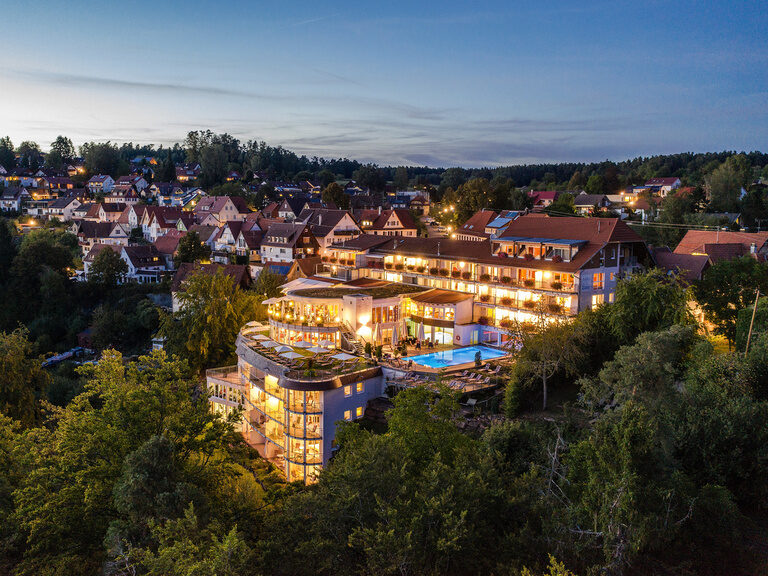 Das Hotel mit Außenbereich des SPA-Bereichs inmitten der grünen Schwarzwaldlandschaft.