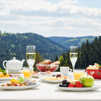 Delicious breakfast specialties are on a table on the panoramic terrace of the Nature Park restaurant Berlins Lamm.