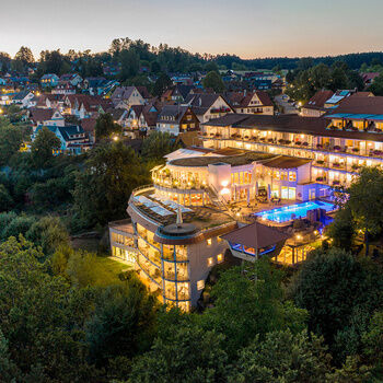 Der Blick aus der Luft auf das beleuchtete Hotel Berlins KroneLamm im Schwarzwald am Abend